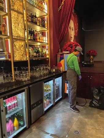 Técnico de CPI aplicando tratamiento en un local comercial