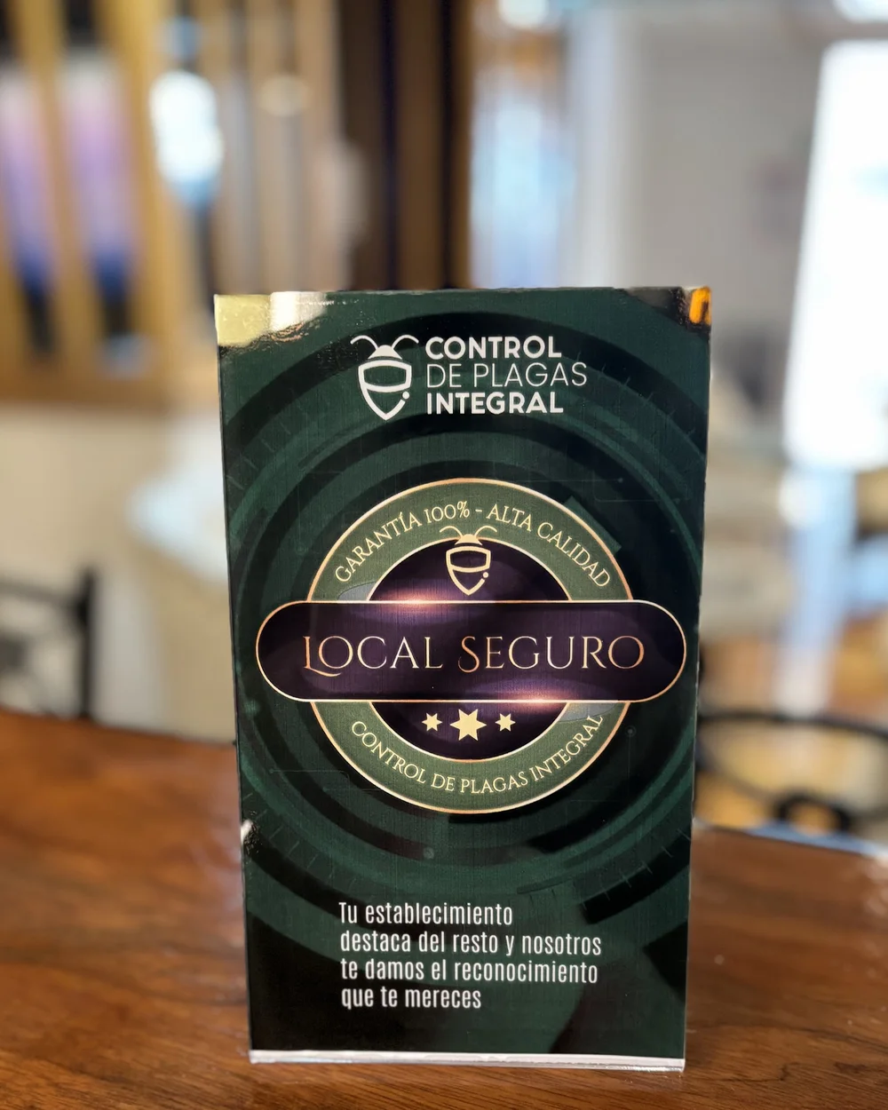 Insignia LOCAL SEGURO de CPI sobre un mostrador