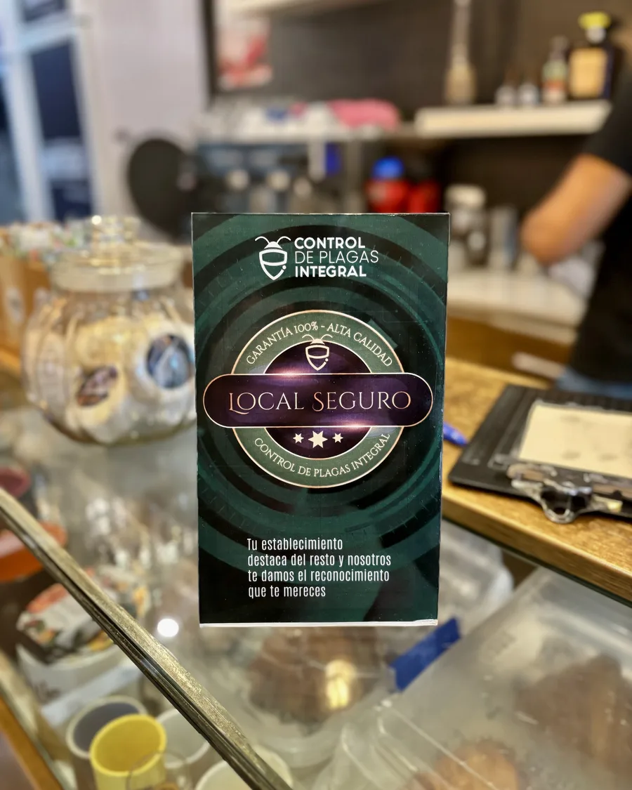Insignia LOCAL SEGURO en el mostrador de una panadería